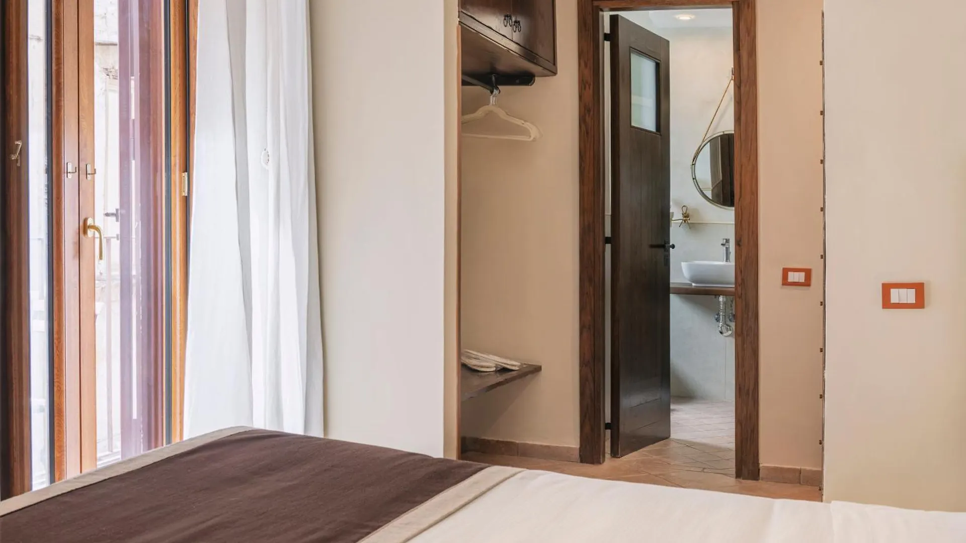 Hotel Il Convento Naples 3*,  Italy